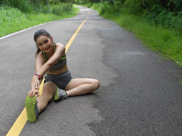 道路に座っている女性の高角度の景色