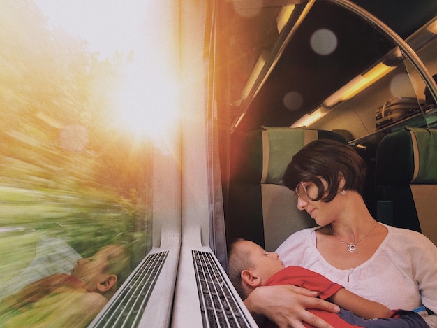 Foto vista ad alta angolazione di una donna seduta in treno