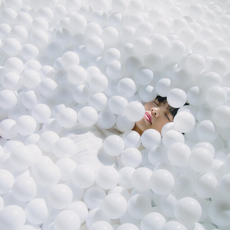 Photo high angle view of woman sleeping amidst balls
