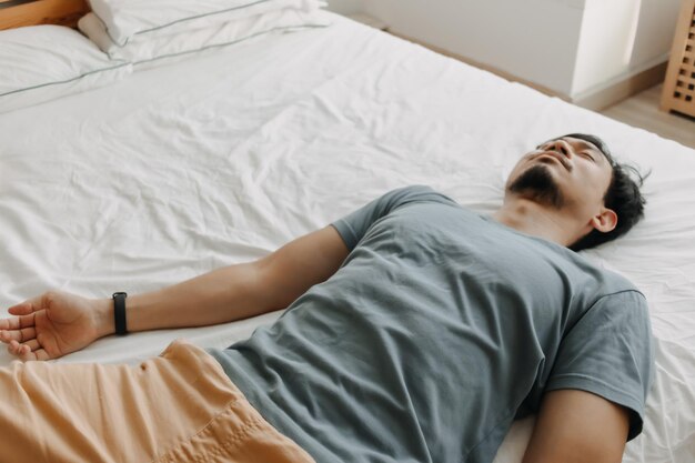 Photo high angle view of woman sleeping on bed at home