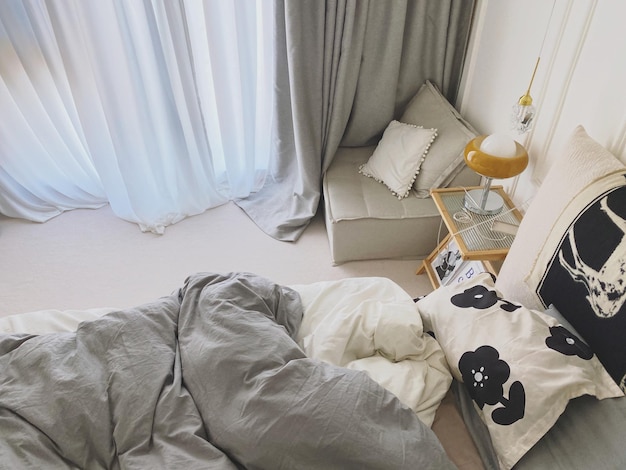 Photo high angle view of woman sleeping on bed at home