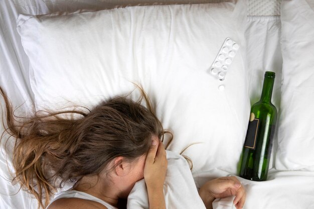 Photo high angle view of woman sleeping on bed