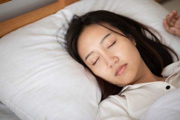 Photo high angle view of woman sleeping on bed