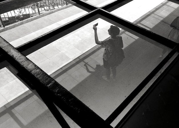 エスカレーターに立っている女性の高角度の写真