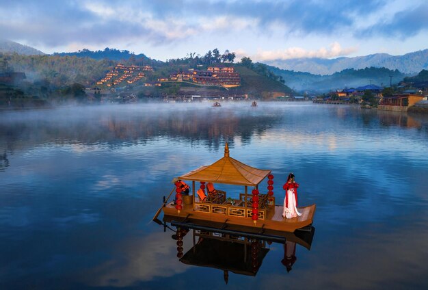 Foto vista ad alto angolo di una donna in piedi su una gondola nel lago