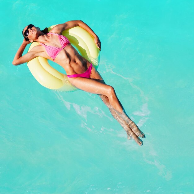 Photo high angle view of woman swimming in pool