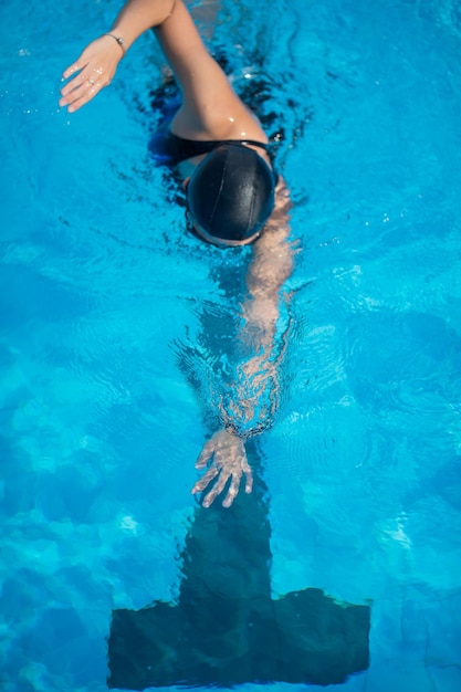 Foto vista ad alta angolazione di una donna che nuota in piscina