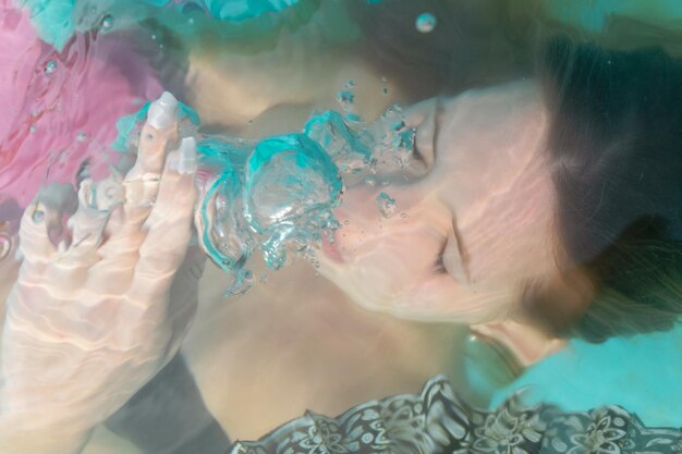 Foto vista ad alto angolo di una donna in piscina