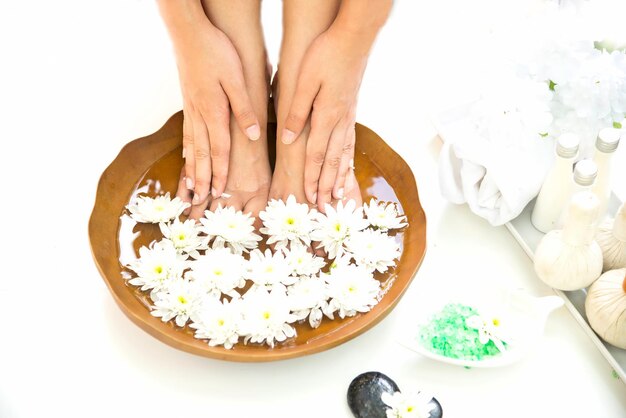 Photo high angle view of woman touching feet in water by flowers