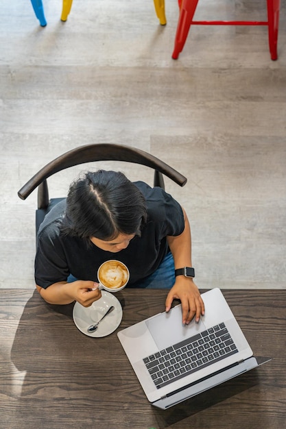 Photo high angle view of woman using laptop on table