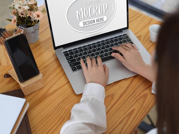 Photo high angle view of woman using laptop on table