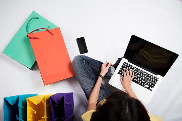 Photo high angle view of woman using laptop