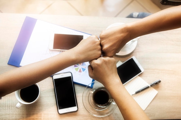 Photo high angle view of woman using mobile phone on table