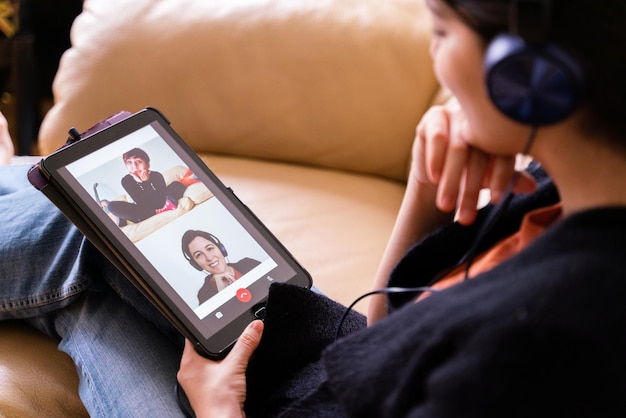 Photo high angle view of woman on video call