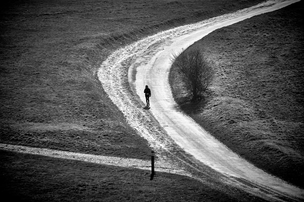 Photo high angle view of woman walking on road