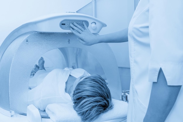 Photo high angle view of woman washing hands in bathroom