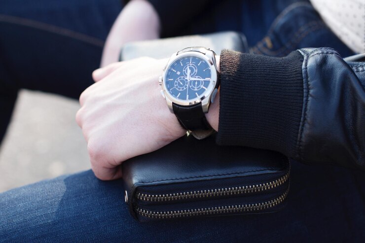 Photo high angle view of woman wearing wristwatch while holding wallet