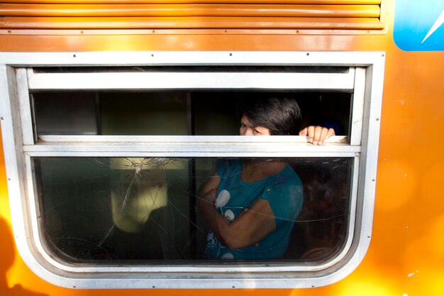 列車で旅している腕を交差した女性の高角度の写真