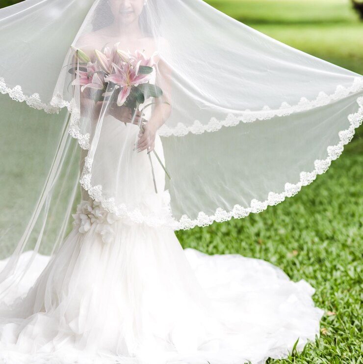 Photo 白い花を飾った女性の高角度の写真