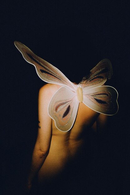 Photo high angle view of woman with wings in noir light