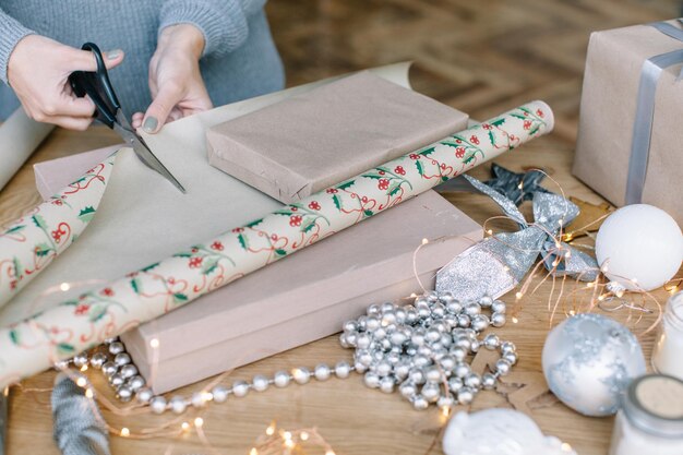 Foto vista ad alto angolo di una donna che avvolge un regalo di natale