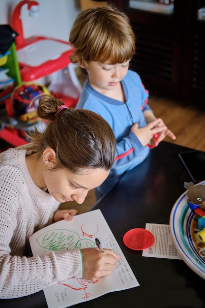 Foto vista ad alta angolazione di una donna che scrive su carta