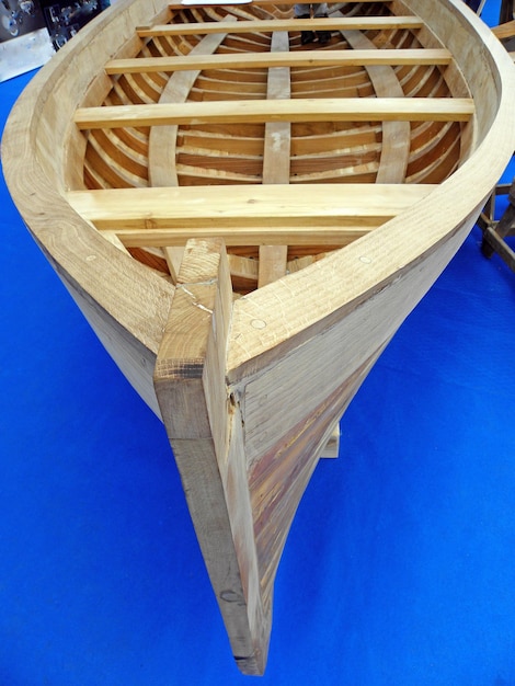 Photo high angle view of wooden boat at workshop