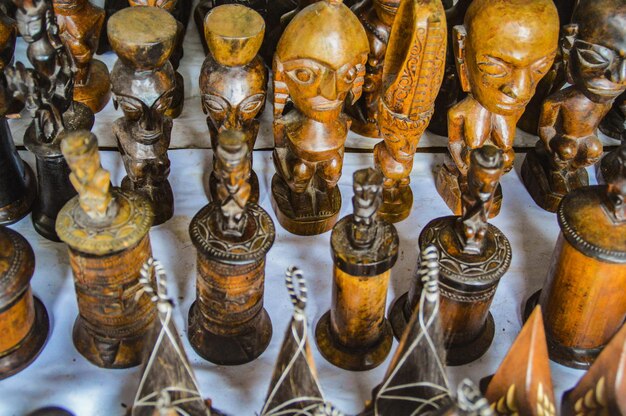 Photo high angle view of wooden figurines at market stall