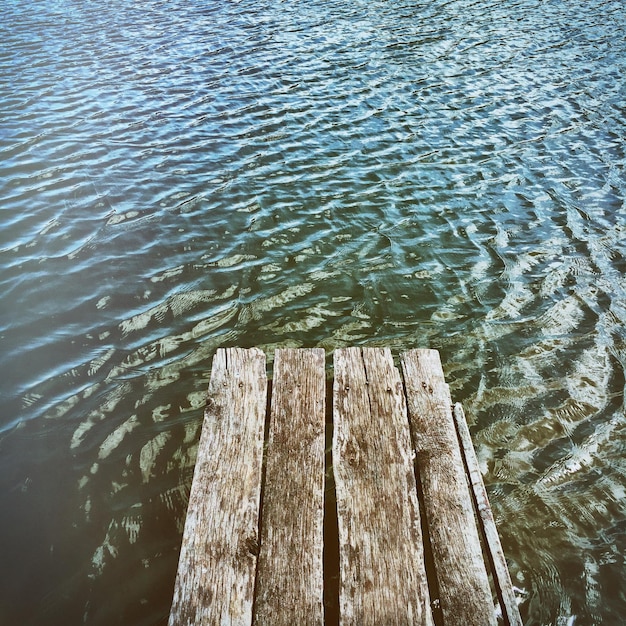 Foto vista ad alto angolo del molo di legno sul lago