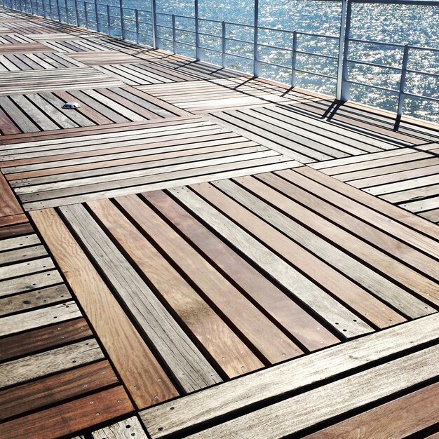 Photo high angle view of wooden pier on sea