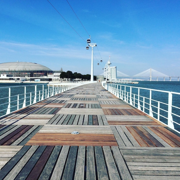 海上の木製の埠頭の高角度の景色
