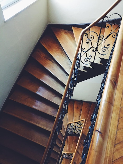 Photo high angle view of wooden spiral staircase in building