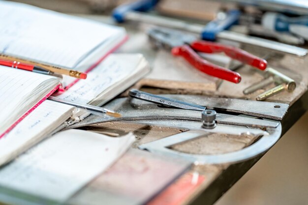 Photo high angle view of work tools on table