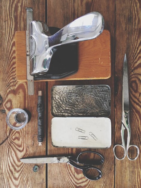 Photo high angle view of work tools on table