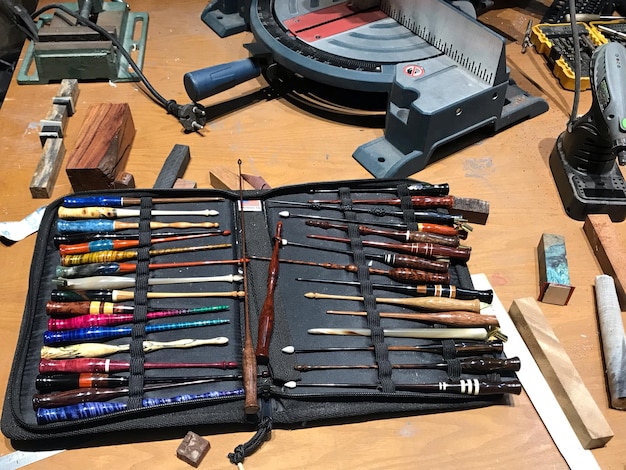 Photo high angle view of work tools on table