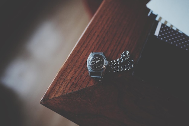 Photo high angle view of wristwatch on table