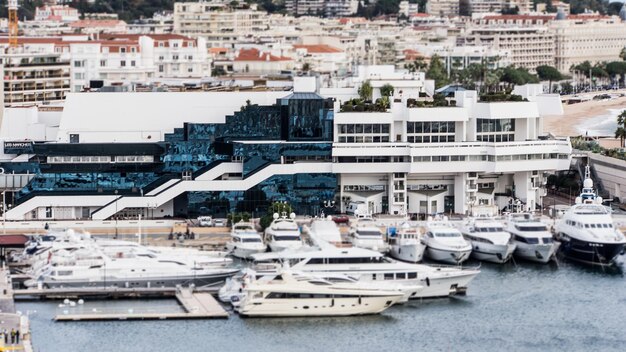 Foto vista ad alta angolazione di yacht ormeggiati sul fiume da edifici