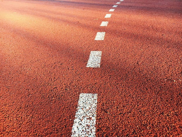 Vista ad alto angolo delle linee del cortile sulla pista sportiva