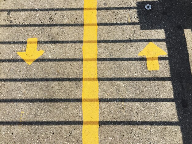 道路上の黄色い矢印のシンボルの高角度のビュー