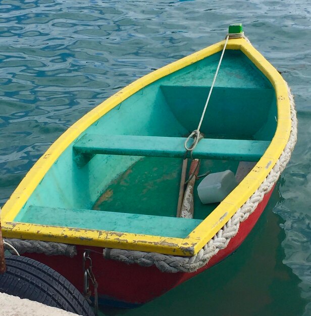 Foto vista ad alta angolazione di una barca gialla che naviga in mare