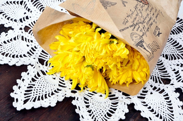 Photo high angle view of yellow bouquet on white table