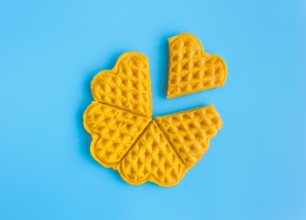 Photo high angle view of yellow cake against blue background