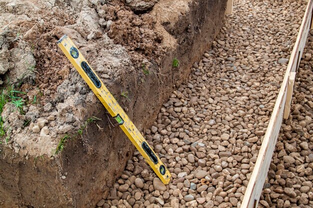 Photo high angle view of yellow chili peppers at construction site