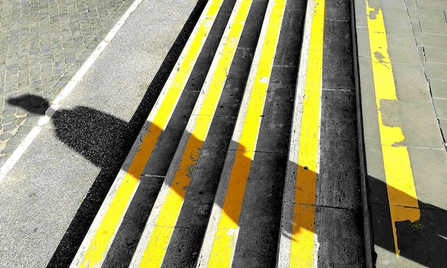 Photo high angle view of yellow crossing markings on road