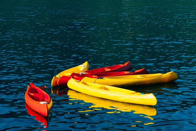 Foto vista ad alto angolo del giallo che galleggia sul lago