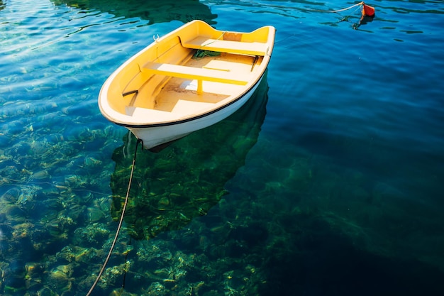 Foto vista ad alto angolo del giallo che galleggia sul mare