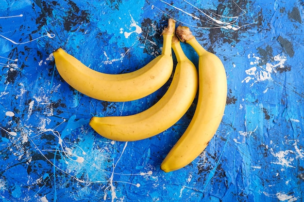 Foto vista ad alto angolo di frutta gialla su sfondo blu
