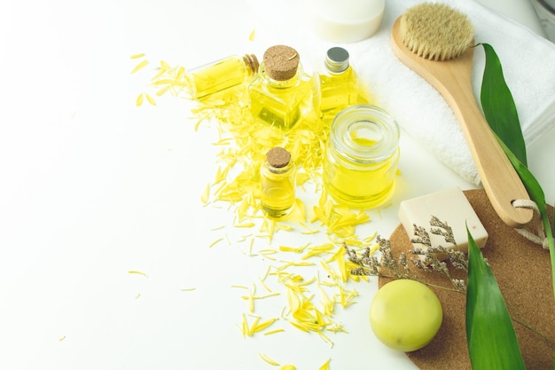 Photo high angle view of yellow and knife on table