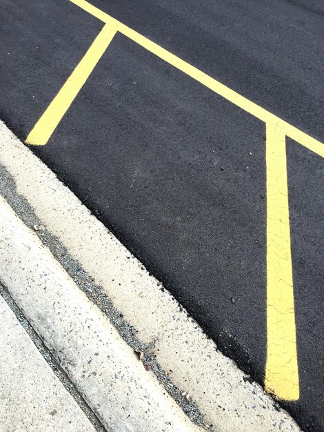 Foto vista ad alto angolo delle linee gialle sulla strada