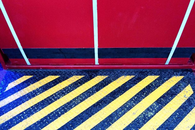 Photo high angle view of yellow markings on metallic floor at ship